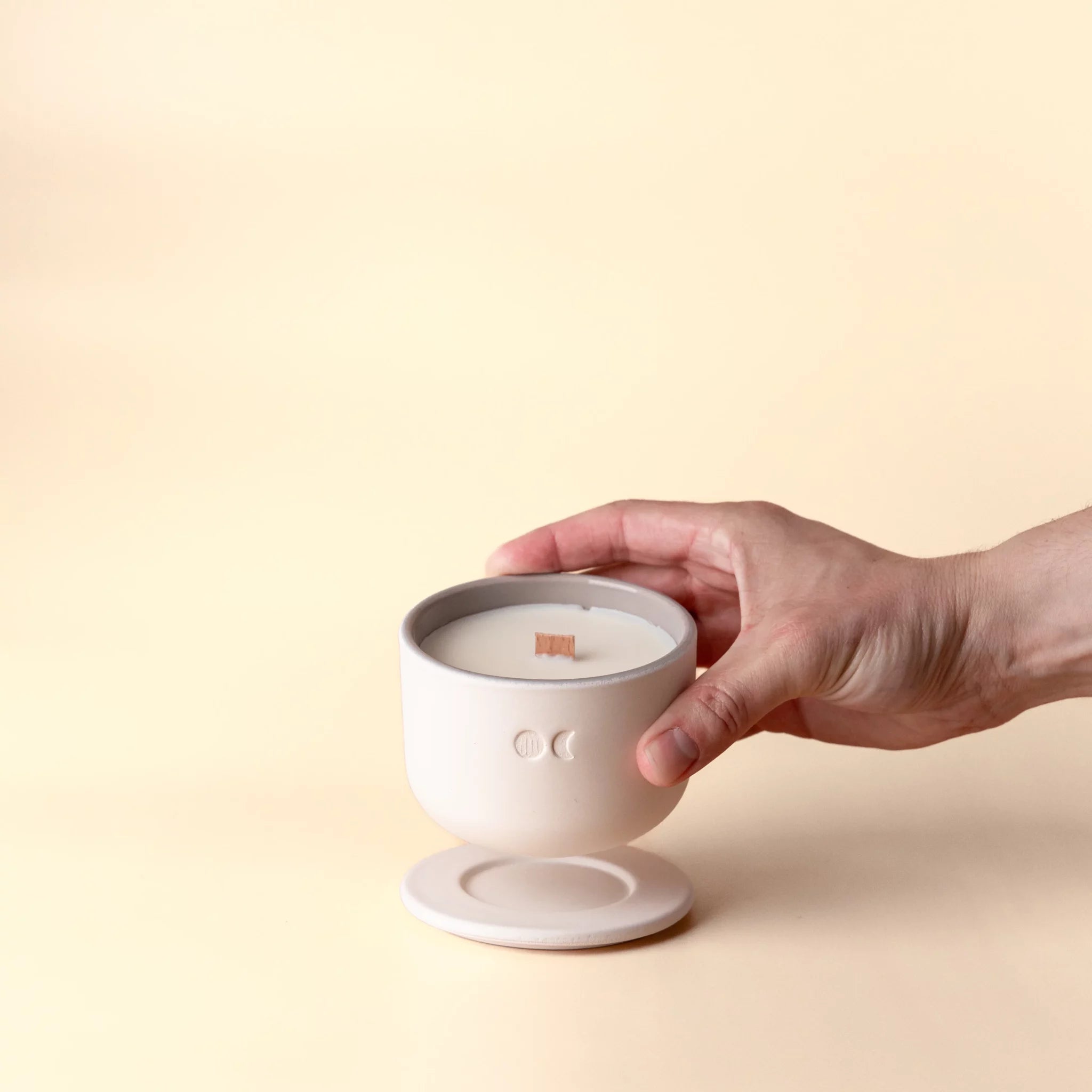 Bougie florale en céramique – Cèdre et Patchouli