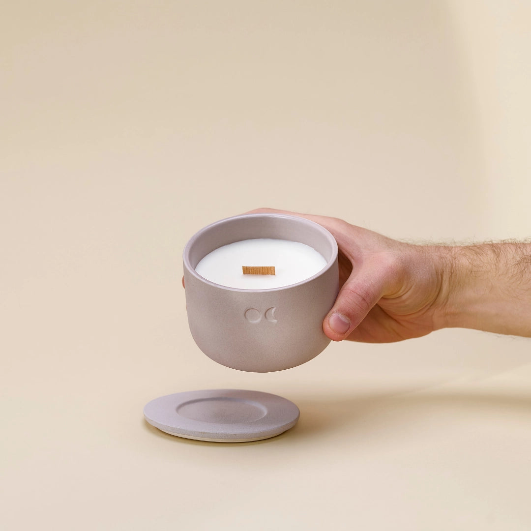 Bougie florale en céramique – Poire anglaise et freesia